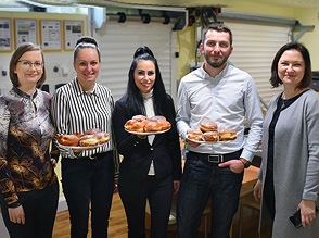  Bei uns Fettdonnerstag - bei Ihnen Weiberfastnacht und Rosenmontag :)